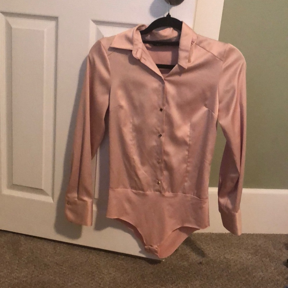Zara satin effect shoulder pad bodysuit. Size XS in color beige-pink